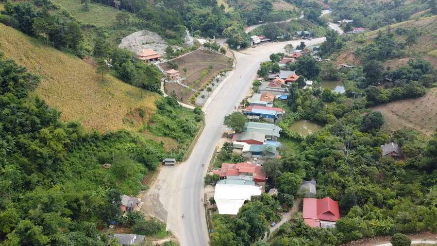 Các hộ dân sinh sống ở bản Cò Nòi nằm trong Dự án xây dựng Khu di tích lịch sử Ngã 3 Cò Nòi nhìn từ trên cao.