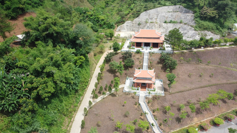 Giai đoạn 1, UBND huyện Mai Sơn đã xây dựng và khánh thành khu tưởng niệm tâm linh ở Ngã 3 Cò Nòi. Giai đoạn 1, UBND huyện Mai Sơn đã xây dựng và khánh thành khu tưởng niệm tâm linh ở Ngã 3 Cò Nòi.