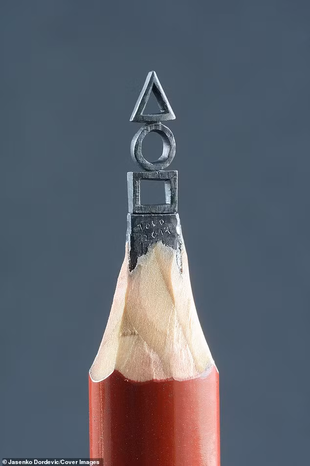 Dấu ấn huyền bí mà đấng thiêng liêng tạo ra trong nghi lễ tôn giáo cổ đại châu Âu.