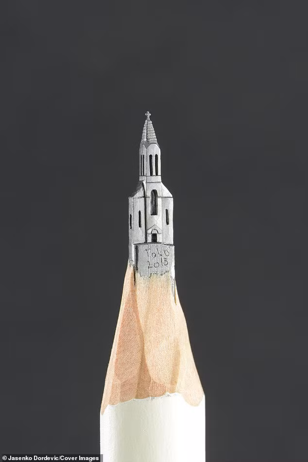 Một nhà thờ có những cây thánh giá nhỏ nhất trên gác chuông.