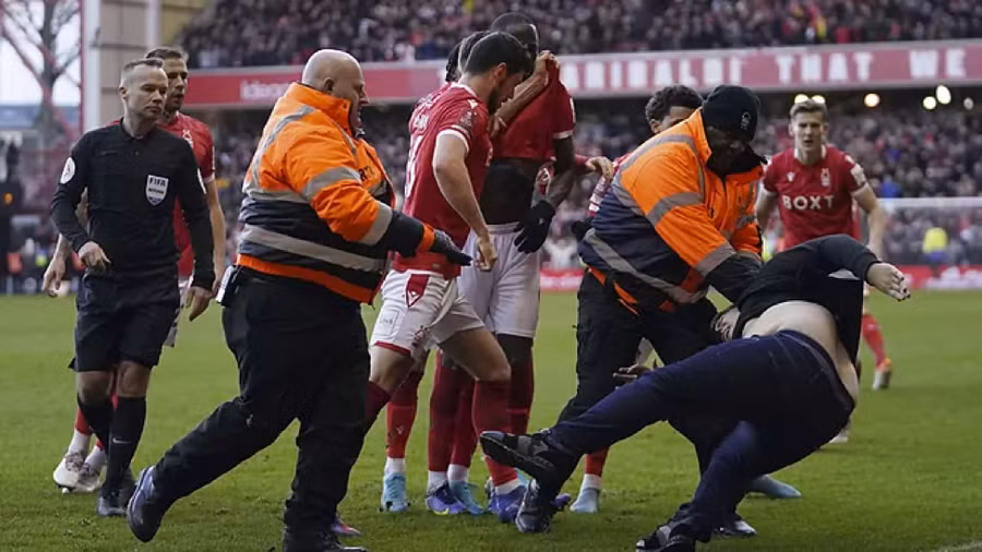 Lực lượng an ninh khống chế nam cổ động viên quá khích.