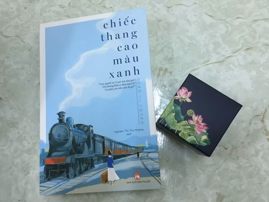 Bìa cuốn sách "Chiếc thang cao màu xanh"