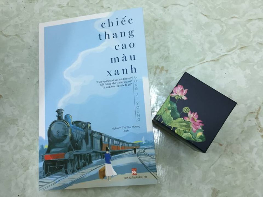Bìa cuốn sách "Chiếc thang cao màu xanh" Bìa cuốn sách "Chiếc thang cao màu xanh"