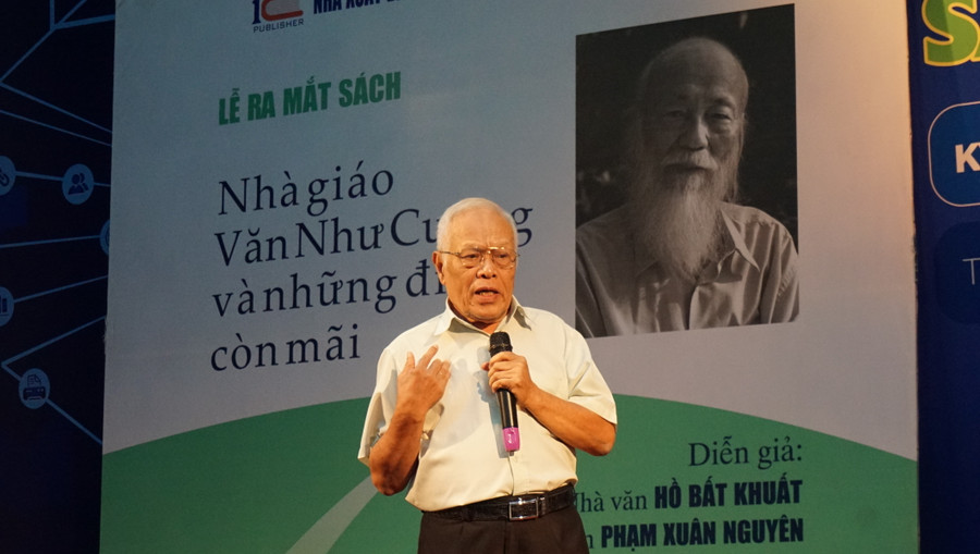 Giáo sư Phong Lê chia sẻ tại tọa đàm