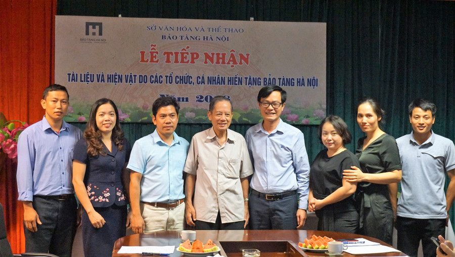 BGH Trường THPT Dương Quảng Hàm và gia đình cố GS Dương Quảng Hàm chụp ảnh lưu niệm cùng Giám đốc Bảo tàng Hà Nội