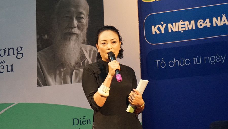 Chị Văn Thùy Dương xúc động khi kể về cha - thầy giáo Văn Như Cương