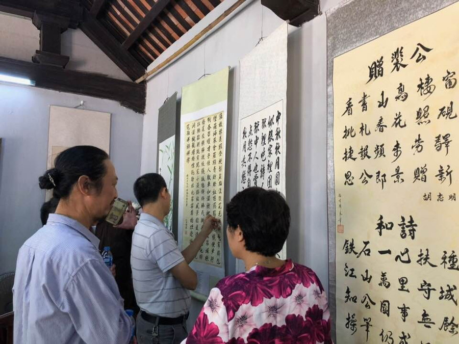 Khách đến tham quan triển lãm Khách đến tham quan triển lãm