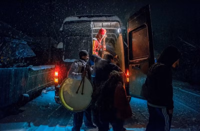 Những đêm đen tối vào những ngày cận Tết, những vũ công gấu di chuyển bằng xe tải qua một số thị trấn và các ngôi làng.