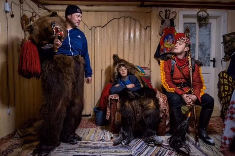 Những vũ công đang nghỉ ngơi trước khi đến một ngôi nhà khác.