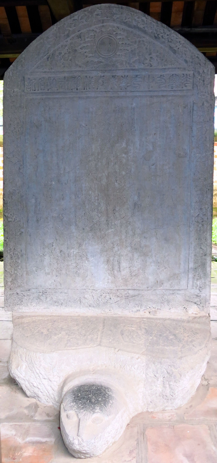 Văn bia khoa thi năm Mậu Tuất (1598) ghi danh Lê Bật Tứ đỗ Đệ nhị giáp Tiến sĩ xuất thân.