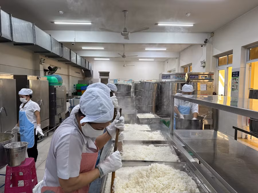 Bếp ăn bán trú của Trường Tiểu học Nguyễn Bỉnh Khiêm (Quận 1). Ảnh: Hồ Phúc