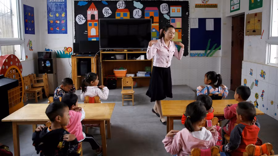 Số lượng người trong độ tuổi đi học tại Trung Quốc dự kiến giảm vì tỷ lệ sinh giảm.