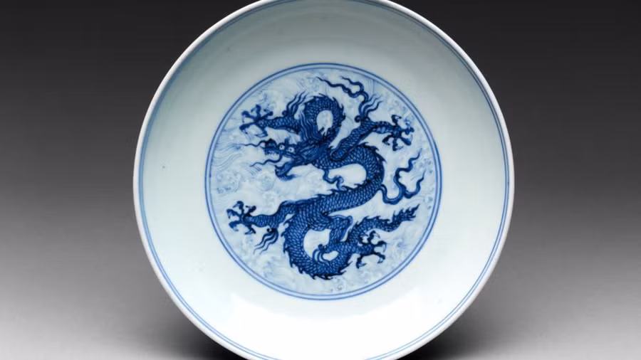 Rồng trên một chiếc đĩa của Trung Quốc năm 1430.