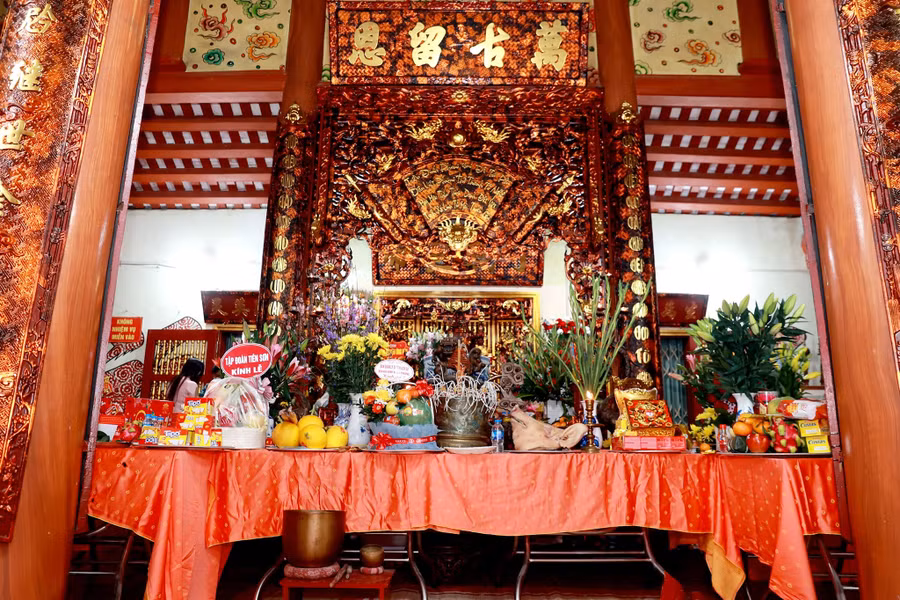 Tổ nghề may là bà Tứ phi Nguyễn Thị Sen, người làng Trạch Xá, xã Hòa Lâm (Ứng Hòa - Hà Nội).