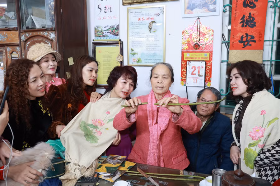 Nghệ nhân Phan Thị Thuận chia sẻ với đại diện các CLB văn hóa áo dài về cách lấy tơ sen.