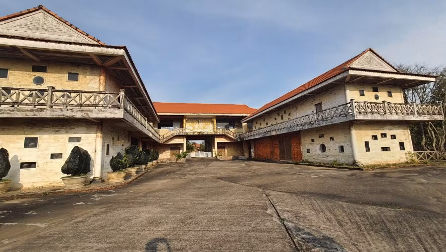 Khuôn viên vắng lặng, ảm đạm.