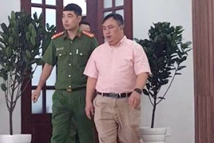 Lực lượng an ninh dẫn giải ông Nguyễn Minh Khải.