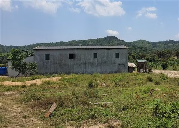 Khu nhà điều hành nay là nhà ở của bảo vệ.