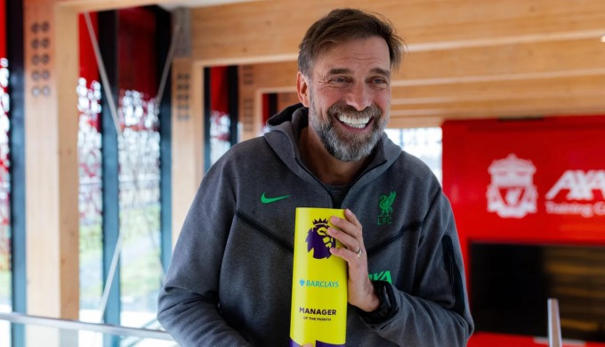 Klopp tươi cười khi nhận giải HLV hay nhất tháng 1/2024. Klopp tươi cười khi nhận giải HLV hay nhất tháng 1/2024.