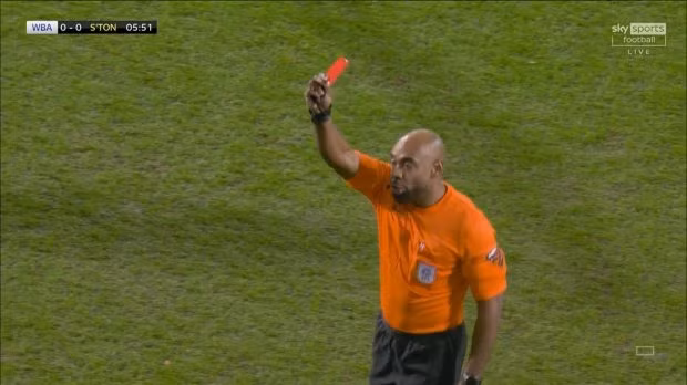 Trọng tài Sam Allison rút thẻ đỏ trực tiếp với HLV West Brom vì can thiệp vào trận đấu.