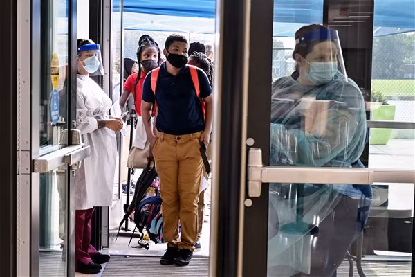 Các phụ huynh cho rằng, đeo khẩu trang là biện pháp duy nhất bảo vệ trẻ khỏi Covid-19.