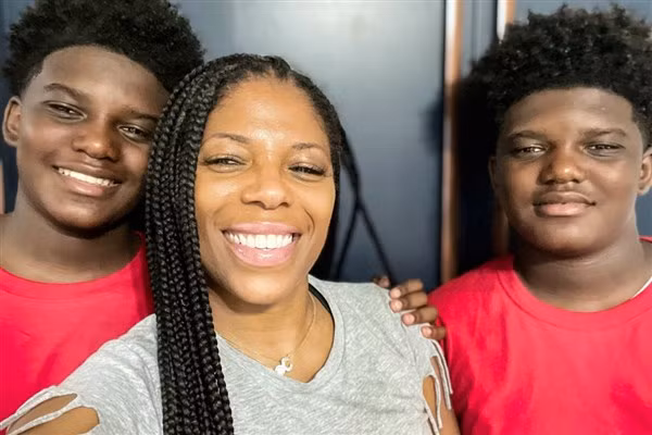 Nữ phụ huynh Kizzy Dougan và các con trai.