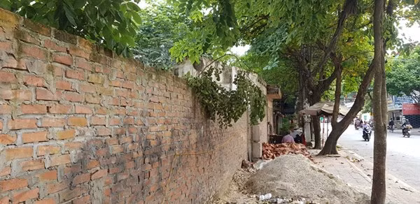 Mặt tiền trụ sở cũ của VKS và TAND thành phố Phúc Yên (hiện tại) gây mất mỹ quan đô thị.