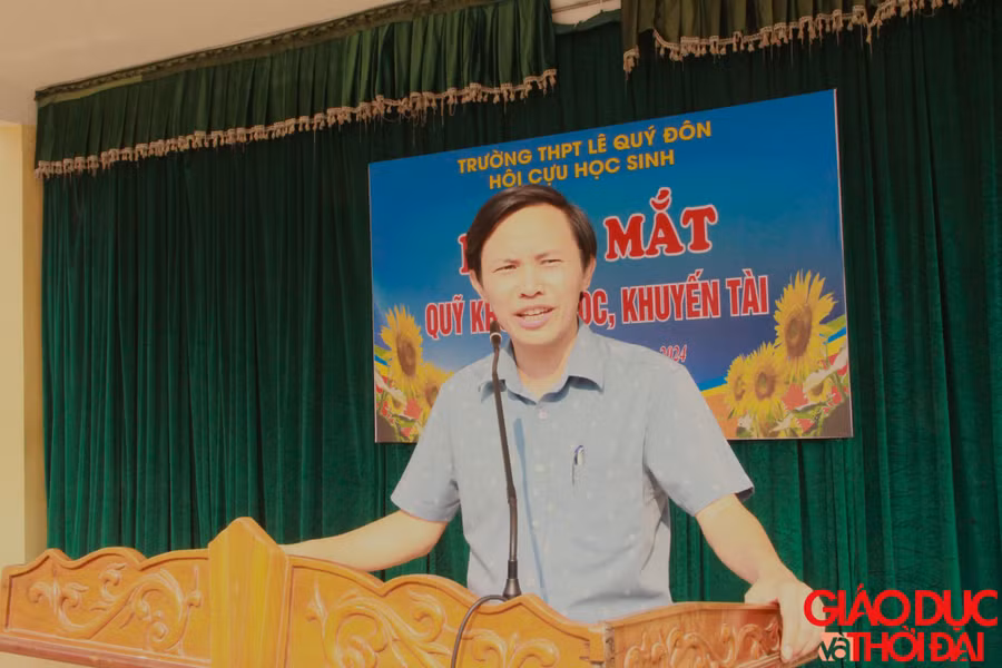 Thầy Từ Hữu Sơn, Hiệu trưởng trường Lê Quý Đôn phát biểu tại Lễ ra mắt Quỹ khuyến học, khuyến tài.