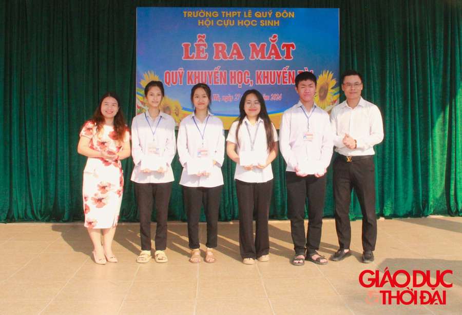 Trao quà cho các em học sinh có hoàn cảnh khó khăn vươn lên trong học tập.