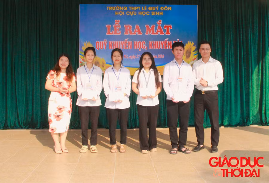 Trao quà cho các em học sinh có hoàn cảnh khó khăn vươn lên trong học tập.