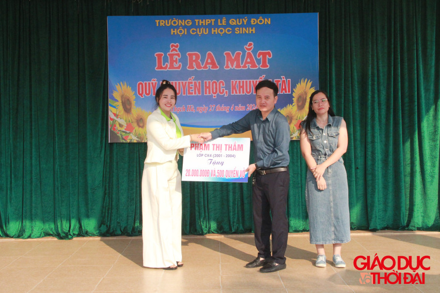 Cá nhân chị Phạm Thị Thắm - Tổng Giám đốc Công ty thẩm mỹ YODY Phương Anh trao tặng 20 triệu đồng ...