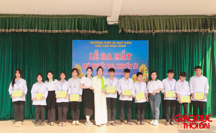 ...và 500 quyển vở cho Trường THPT Lê Quý Đôn.