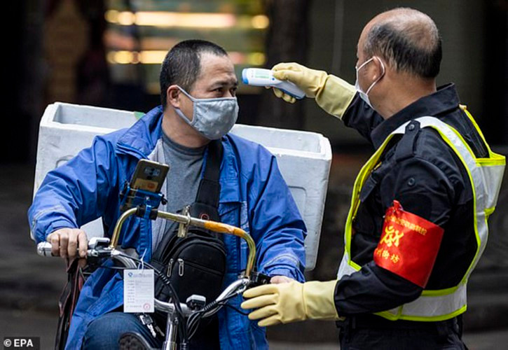 Chính quyền Trung Quốc đã triển khai y tế, nhân viên bảo vệ, tình nguyện viên và thậm chí cả robot để theo dõi nhiệt độ cơ thể của công dân. Chính quyền Trung Quốc đã triển khai y tế, nhân viên bảo vệ, tình nguyện viên và thậm chí cả robot để theo dõi nhiệt độ cơ thể của công dân.