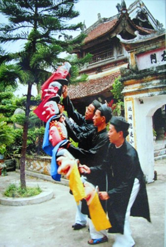 Biểu diễn rối cạn chùa Đại Bi là một tục cổ duy nhất còn sót lại. Biểu diễn rối cạn chùa Đại Bi là một tục cổ duy nhất còn sót lại.