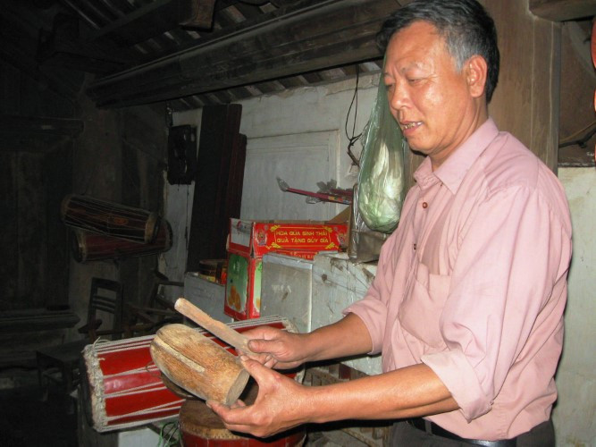 Nghệ nhân Nguyễn Dũng nói về cung cách biểu diễn rối hầu thánh.