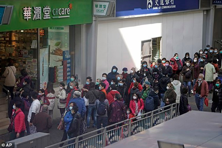 Người dân đang xếp hàng để mua khẩu trang bên ngoài một cửa hàng mỹ phẩm ở Hồng Kông. Người dân đang xếp hàng để mua khẩu trang bên ngoài một cửa hàng mỹ phẩm ở Hồng Kông.