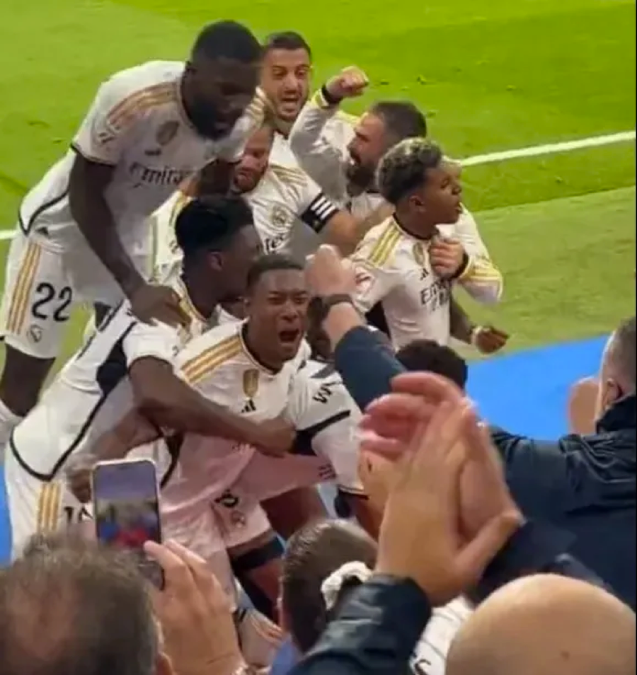 Antonio Rudiger lao vào người đồng đội trong màn ăn mừng. Antonio Rudiger lao vào người đồng đội trong màn ăn mừng.