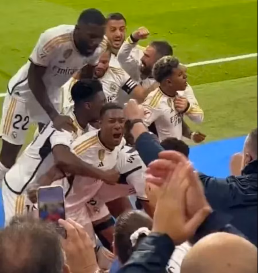 Antonio Rudiger lao vào người đồng đội trong màn ăn mừng.