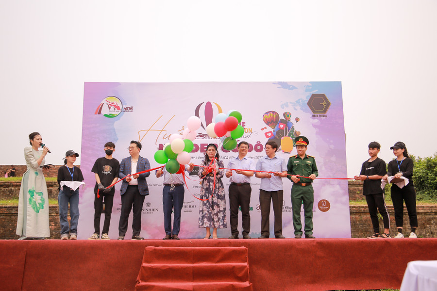 Các đại biểu, khách mời cắt băng khai mạc Lễ hội Khinh khí cầu Quốc tế “Huế - Nét đẹp Cố đô”. Các đại biểu, khách mời cắt băng khai mạc Lễ hội Khinh khí cầu Quốc tế “Huế - Nét đẹp Cố đô”.