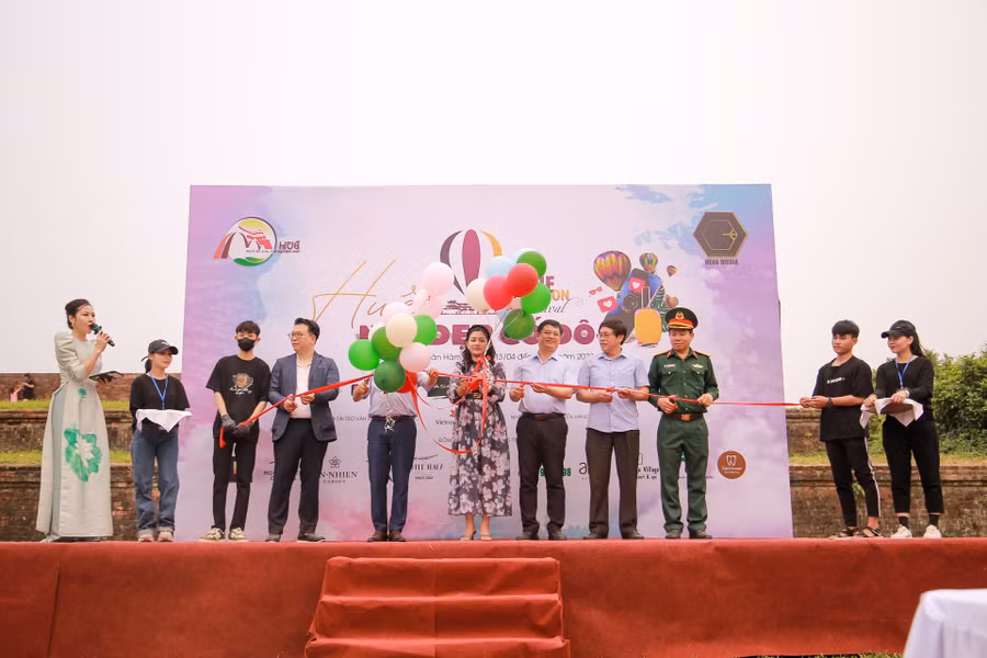 Các đại biểu, khách mời cắt băng khai mạc Lễ hội Khinh khí cầu Quốc tế “Huế - Nét đẹp Cố đô”.