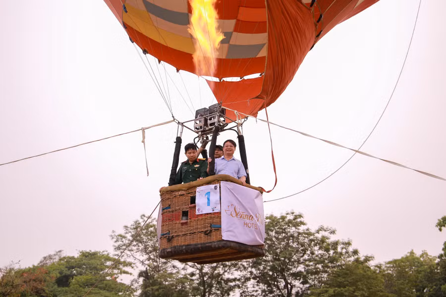 Đại biểu, khách mời trải nghiệm bay neo tại chỗ trên Khinh khí cầu.