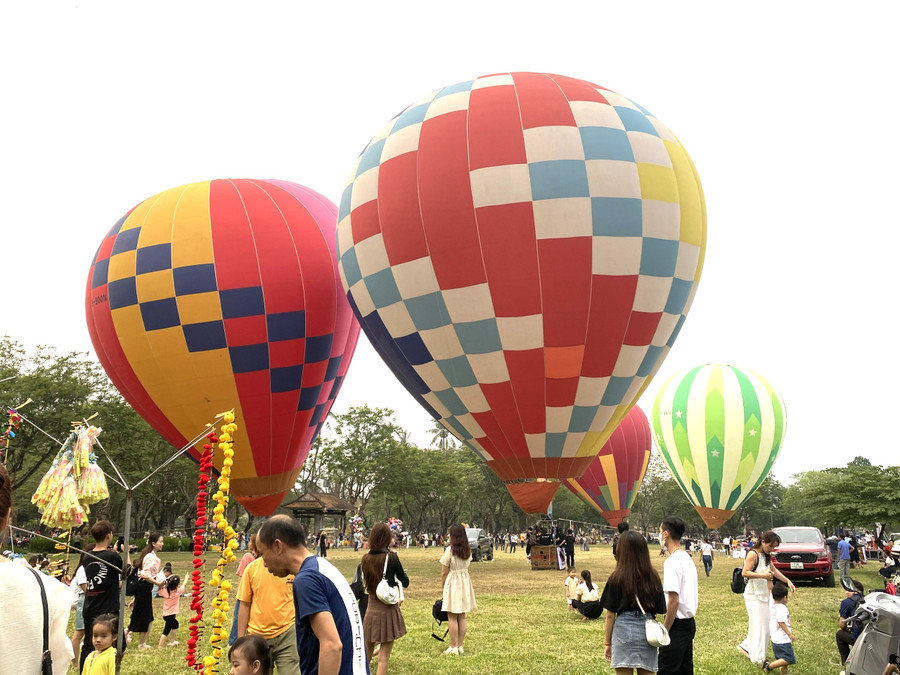 Du khách sẽ được trải nghiệm nhiều loại khinh khí cầu với đủ màu sắc, kích thước và chủng loại. Du khách sẽ được trải nghiệm nhiều loại khinh khí cầu với đủ màu sắc, kích thước và chủng loại.