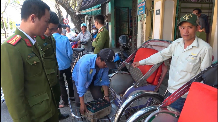 Hàng loạt xích lô "đội lốt" xe điện bị lực lượng công an kiểm tra, yêu cầu tháo dỡ (Ảnh cắt từ video do Công an cung cấp).