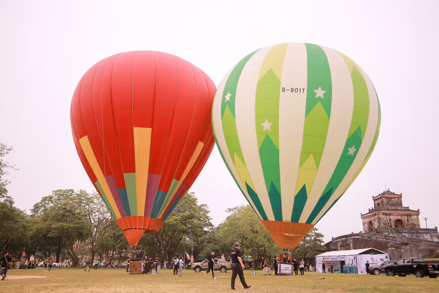 Lễ hội dự kiến có 12 quả khinh khí cầu lớn, đường kính 25 - 28m, bay cao từ 300 - 500m, có thể chở 2 - 3 du khách cùng phi công điều khiển.