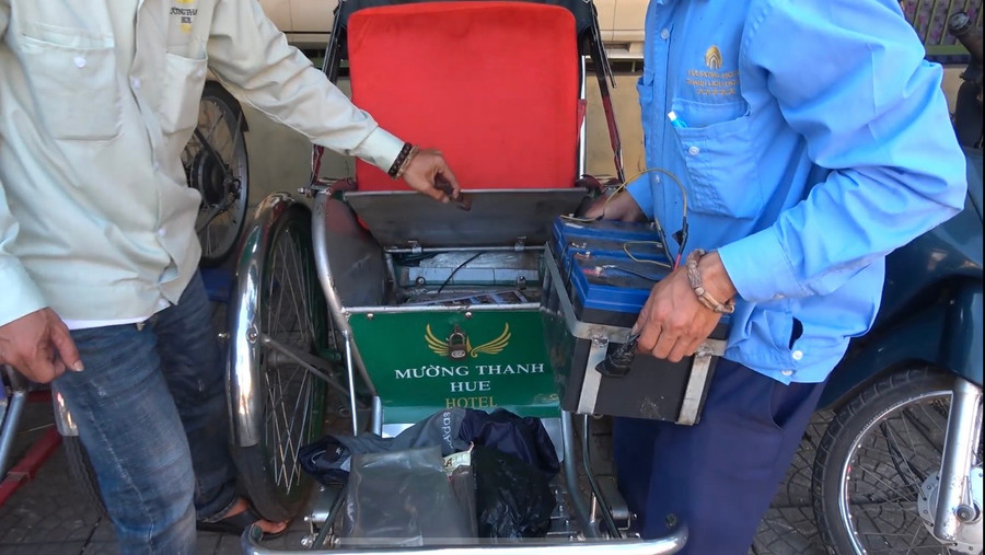 Các bình ắc quy điện được gắn trên xích lô (Ảnh cắt từ video do Công an cung cấp).