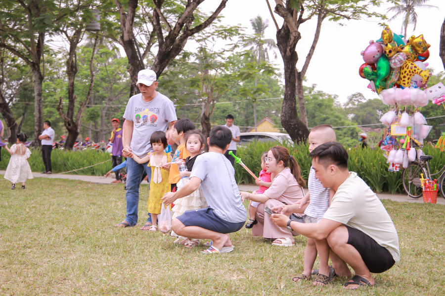 Lễ hội thu hút rất nhiều bậc phụ huynh và các em thiếu nhi theo dõi. Lễ hội thu hút rất nhiều bậc phụ huynh và các em thiếu nhi theo dõi.