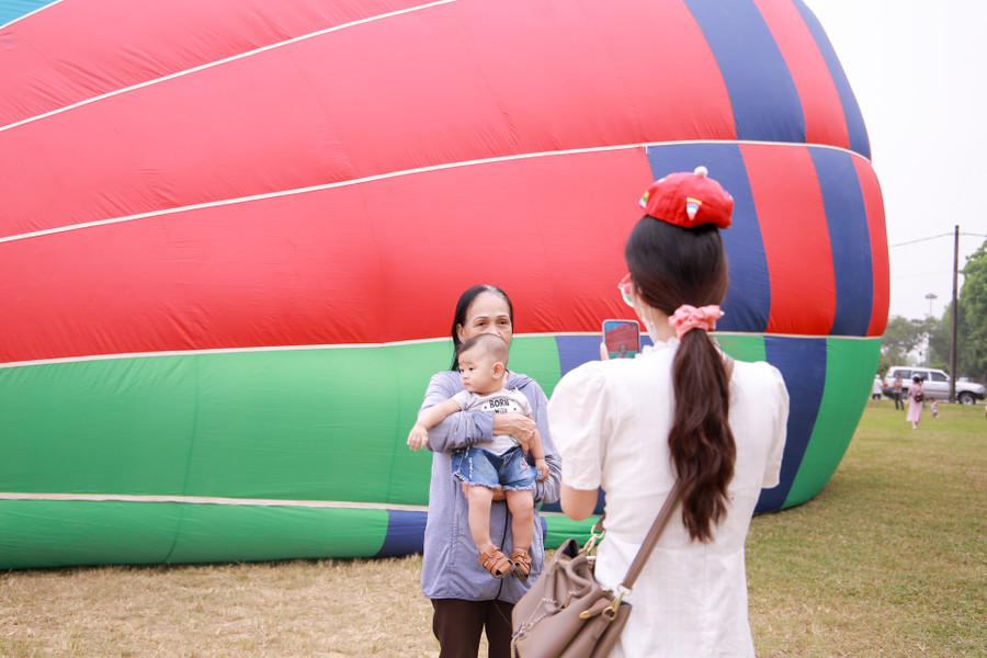 Bà chụp ảnh kỷ niệm cùng với cháu bên Khinh khí cầu. Bà chụp ảnh kỷ niệm cùng với cháu bên Khinh khí cầu.