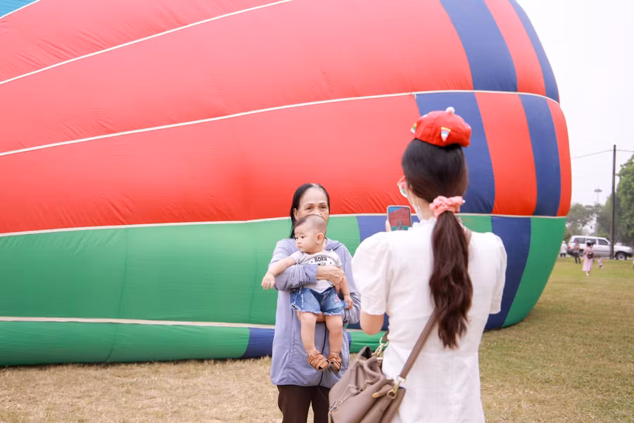 Bà chụp ảnh kỷ niệm cùng với cháu bên Khinh khí cầu.