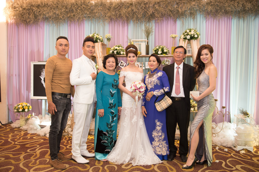 Cặp đôi hạnh phúc bên gia đình hai họ. Kha Ly tiết lộ, cô rất gần gũi với mẹ chồng (thứ 3 từ trái qua). Bà thường nấu những món ngon cho con dâu tẩm bổ mỗi khi đi diễn vất vả. Cặp đôi hạnh phúc bên gia đình hai họ. Kha Ly tiết lộ, cô rất gần gũi với mẹ chồng (thứ 3 từ trái qua). Bà thường nấu những món ngon cho con dâu tẩm bổ mỗi khi đi diễn vất vả.