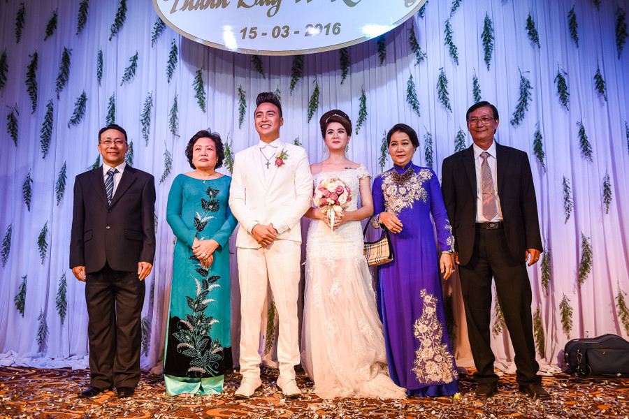 Kha Ly và Thanh Duy hạnh phúc bên bố mẹ. Tình yêu của họ nhận được sự ủng hộ nhiệt tình của hai gia đình. Kha Ly và Thanh Duy hạnh phúc bên bố mẹ. Tình yêu của họ nhận được sự ủng hộ nhiệt tình của hai gia đình.